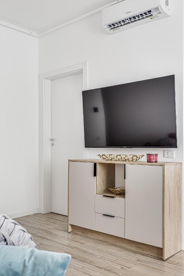 Elegant Apartment Near Afi & Atrium Mall Arad Exterior photo